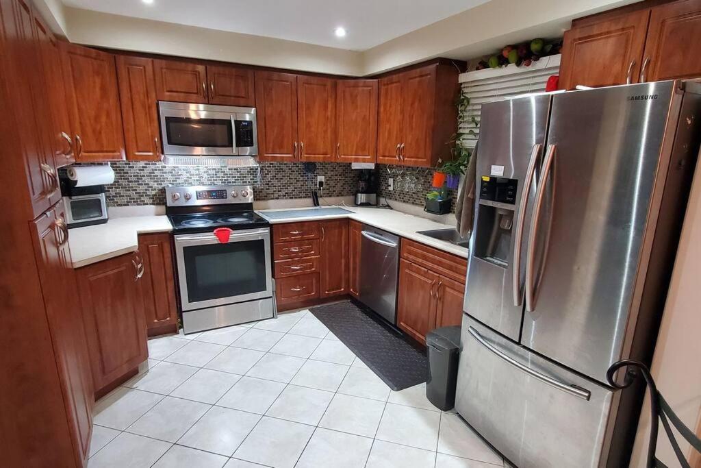 Appartamento Beautiful House In Mississauga Esterno foto